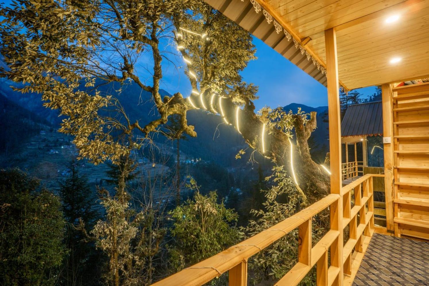 Villa Into The Woods Treehouse Jibhi Extérieur photo